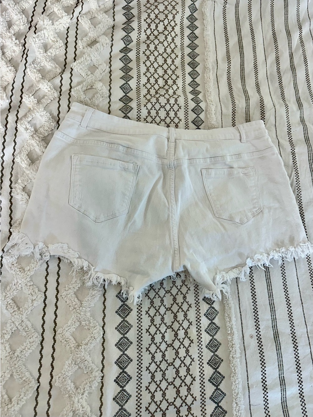 Women’s White Frayed Hem Denim Shorts